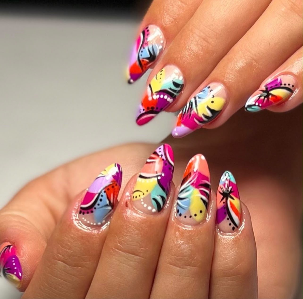 Šareni apstraktni nail art dizajn